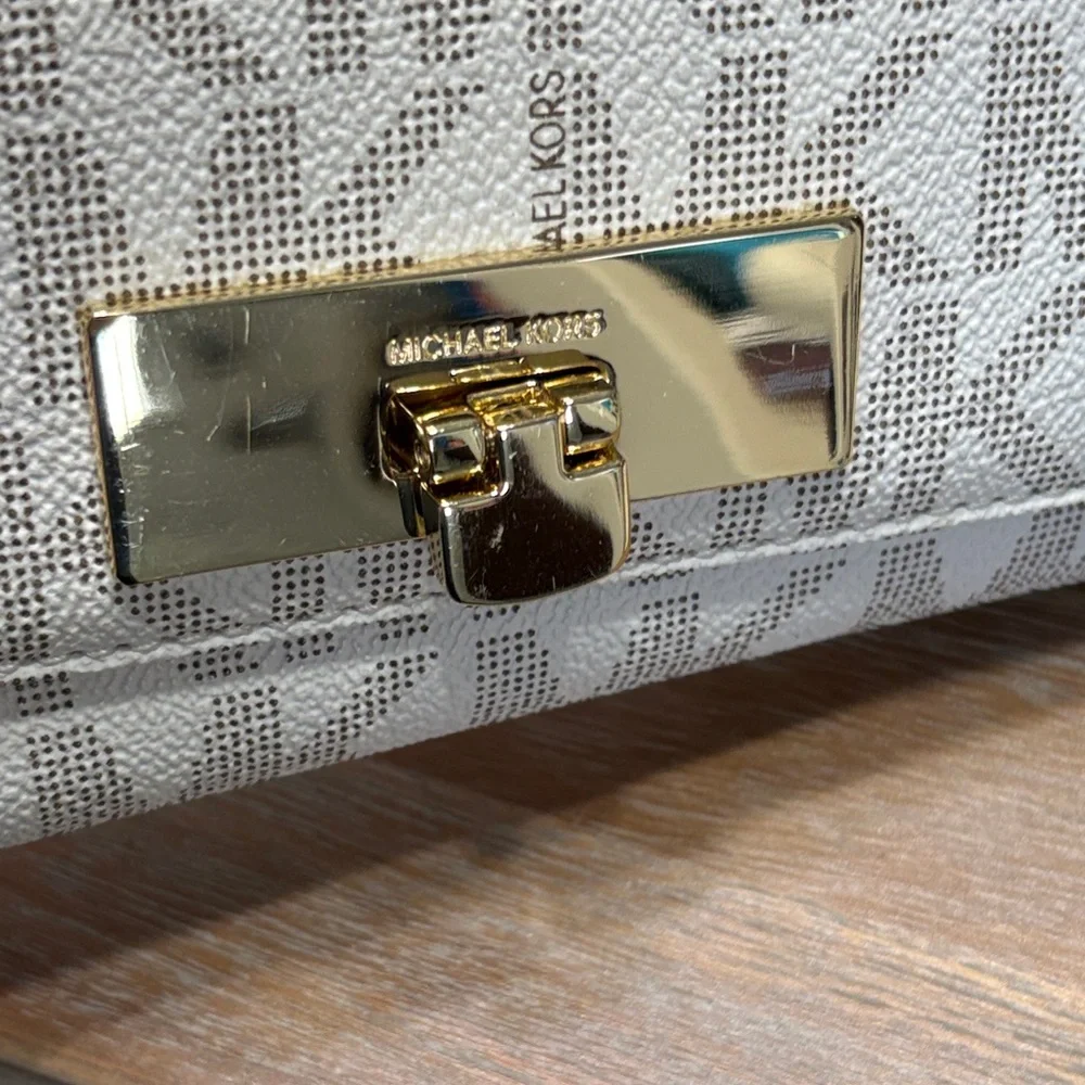 Michael Kors White and Gold Logo Wallet - Picture 3 of 10